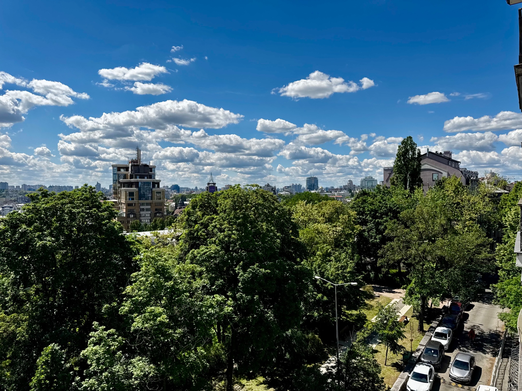 Краєвид Липок та центру Києва з вікна квартири