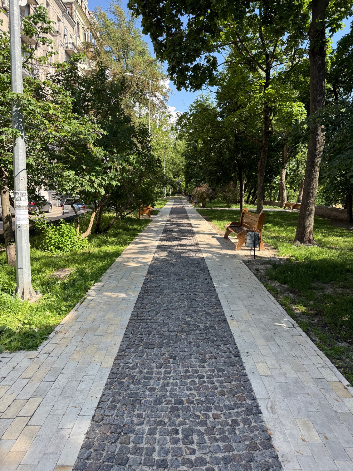 Тиха алея у кварталі Липки поряд із будинком